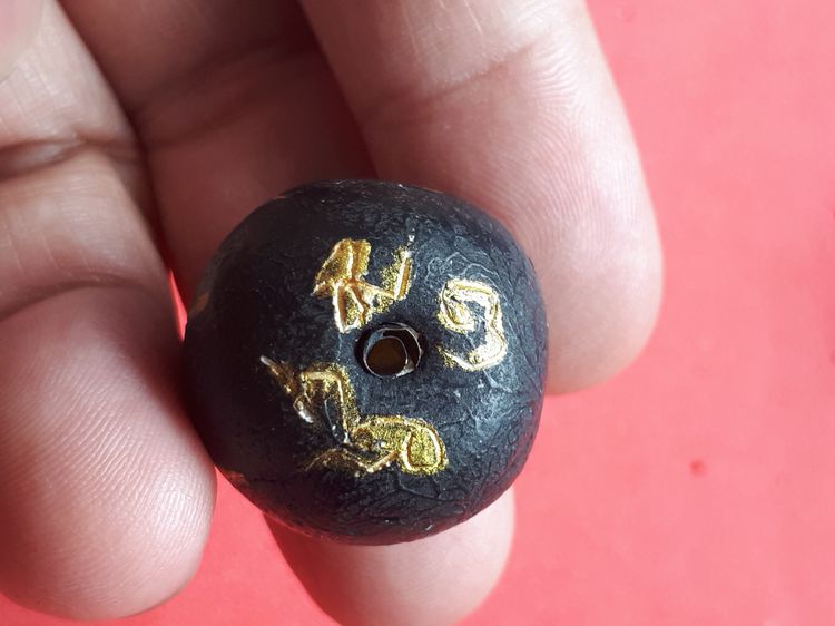 ลูกอม ฝังตะกรุด จารมือ ลงทอง เนื้อผง สวย สมบูรณ์ เก่า แท้ แปลก หายาก  รูปที่ 6