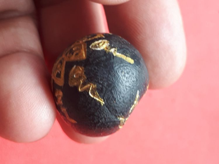ลูกอม ฝังตะกรุด จารมือ ลงทอง เนื้อผง สวย สมบูรณ์ เก่า แท้ แปลก หายาก  รูปที่ 7