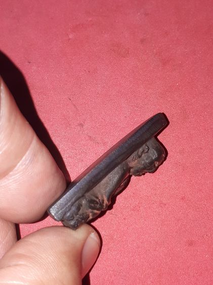 หลวงพ่อทวด หลังเตารีด ปี 2505 พิมพ์ใหญ่ เนื้อทองผสม รมดำ ผิวสองสี เดิมๆออกสีดำอมแดง มีคราบยาขัดสีแดงสวยๆ คมๆ มีคราบดินเบ้า ด้านหลังมีรอยตะไบ รูปที่ 3