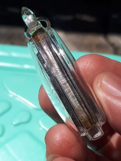 หลวงปู่ทวด หลังเตารีด ปี 2505 พิมพ์ใหญ่ปีกว้าง ไม่ปั้มซ้ำ เนื้อทองผสม รมดำ ผิวสองสี เดิมๆออกสีดำอมแดง สวยๆ คมๆ มีคราบดินเบ้า ด้านหลังมีรอยตะ รูปที่ 3