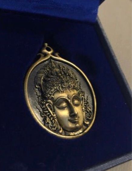 เหรียญ พระโพธิสัตว์ เนื้อทองเหลือง รุ่นแรก วาระพิเศษครบรอบ 58 ปี อาจารย์ เฉลิมชัย วัดร่องขุ่น รูปที่ 2