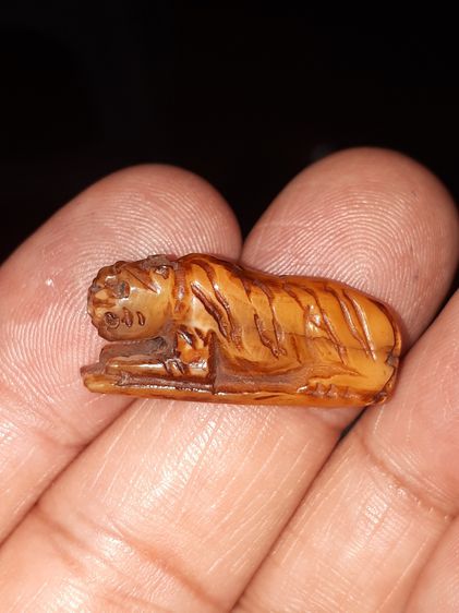 เสือมอบ ฐานจารมือ เนื้อR หลวงพ่อเฮง วัดเขาดิน สีน้ำผึ้ง ฉ่ำ งานศิลปะ สภาพสวยสมบูรณ์ แท้ ดูง่ายๆ แปลก หายาก   พุทธคุณด้านอำนาจบารมี คงกระพันช รูปที่ 8