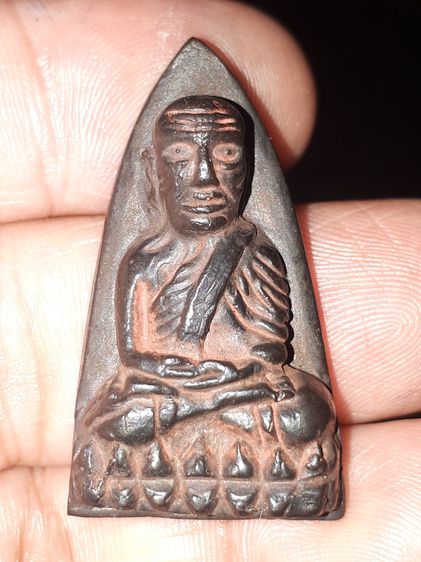 หลวงพ่อทวด ปี 2505 หลังเตารีด พิมพ์ใหญ่ เนื้อทองผสม รมดำ ผิวสองสี เดิมๆออกสีดำอมแดง มีคราบยาขัดสีแดงสวยๆ คมๆ มีคราบดินเบ้า ด้านหลังมีรอยตะไบ รูปที่ 6