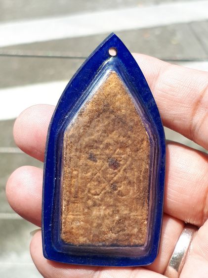 พระขุนแผนผงพรายกุมาร บรรจุกรุ หลังยันต์ และฝังพลอย หลวงปู่ทิม วัดละหารไร่ ปี 2517 มีคราบกรุ สภาพเดิมสุดๆจากกรุ เก่า แท้ เลี่ยมเดิม  พุทธคุณเ รูปที่ 2