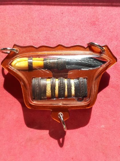 มีดปากกา ขนาดใบยาว 2 นิ้ว ด้าม ฝักกระดูก ใบมีดเนื้อโลหะ ศิลปะสวย สภาพสมบูรณ์ เก่า แท้ หายาก เลี่ยม 3 ห่วงเดิม ไม่รุ็ที่ พุทธคุณดีทางด้านมหาอ รูปที่ 3