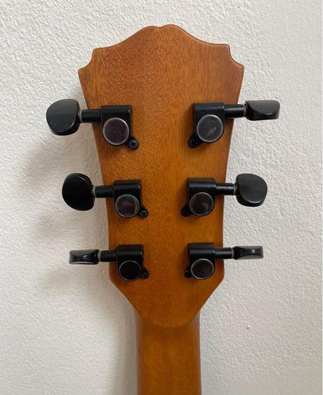 กีตาร์คาราบาว รุ่นพิเศษ "ฉลอง 30 ปี อัลบั้มกัมพูชา" 1ใน 99ตัว ติดสติ๊กเกอร์ พร้อมลายเซ็นต์ พี่แอ๊ด พี่เล็ก พี่รี่ รูปที่ 4