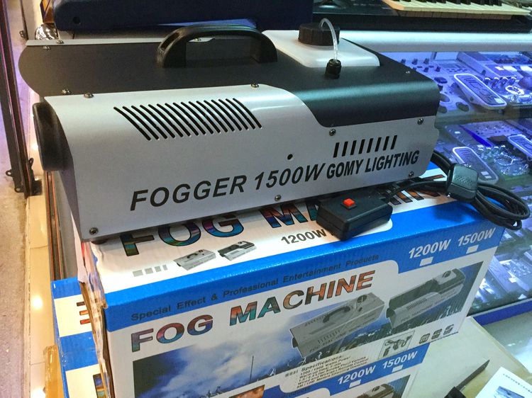 เครื่องทำควัน Fog Machine 1500w ใช้งานเวที เพิ่มบรรยากาศในงานทั่วไป แถมฟรี น้ำยาให้อีก 1 แกลลอน พร้อมรีโมท สามารถกด พ่นได้อัตโนมัติ รูปที่ 1