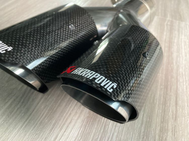 ปลายท่อไอเสีย ท่อคู่ AKRAPOVIC Stainless Carbon Kevlar แท้ แบบเงา รูปที่ 2