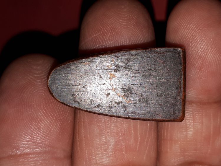 หลวงปู่ทวด หลังเตารีด พิมพ์กลางปั้มซ้ำ เนื้อโลหะ ปี 2505 วัดช้างไห้ สภาพสวย สมบูรณ์ ผิวเดิม มีรอยกระแทกปั้มซ้อน และตะไบตบลบเหลี่ยมด้านหลัง ด รูปที่ 6