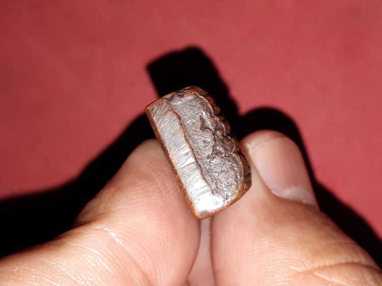 หลวงปู่ทวด หลังเตารีด พิมพ์กลางปั้มซ้ำ เนื้อโลหะ ปี 2505 วัดช้างไห้ สภาพสวย สมบูรณ์ ผิวเดิม มีรอยกระแทกปั้มซ้อน และตะไบตบลบเหลี่ยมด้านหลัง ด รูปที่ 5