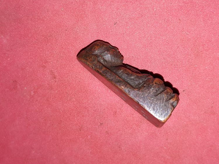 หลวงปู่ทวด หลังเตารีด พิมพ์กลางปั้มซ้ำ เนื้อโลหะ ปี 2505 วัดช้างไห้ สภาพสวย สมบูรณ์ ผิวเดิม มีรอยกระแทกปั้มซ้อน และตะไบตบลบเหลี่ยมด้านหลัง ด รูปที่ 3