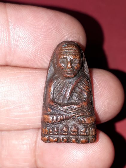 หลวงปู่ทวด หลังเตารีด พิมพ์กลางปั้มซ้ำ เนื้อโลหะ ปี 2505 วัดช้างไห้ สภาพสวย สมบูรณ์ ผิวเดิม มีรอยกระแทกปั้มซ้อน และตะไบตบลบเหลี่ยมด้านหลัง ด รูปที่ 7