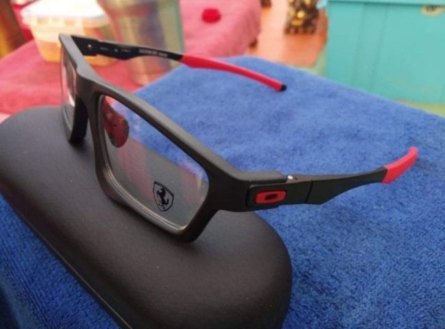 กรอบแว่นตา Oakley สีดำแดง 