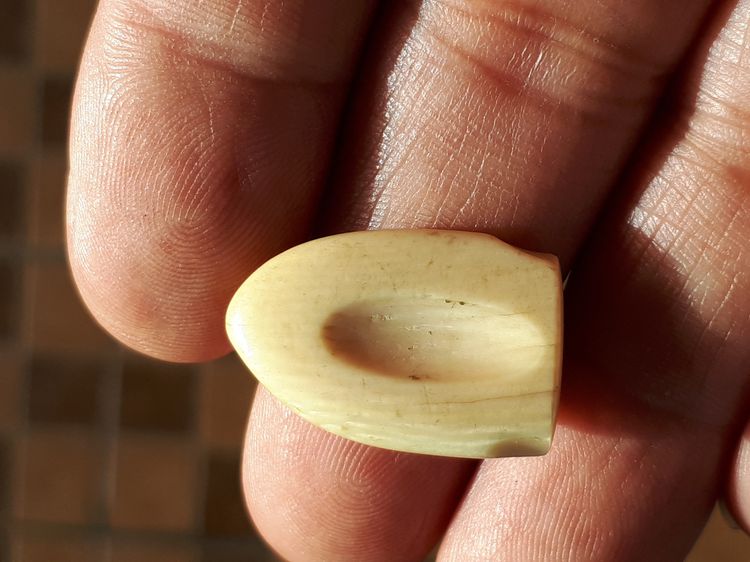 Rช้าง สีเหลืองฉ่ำ ผิวมัน มีลายเป็นธรรมชาติ ขนาดประมาณ 2.5 cm จะมีลักษณะเนื้อระเอียด ทรงสวยมาก มันเงา เก่า แท้ และหายาก      พุทธคุณเด่นทางด้ รูปที่ 3