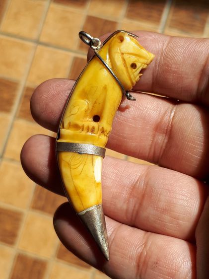 เสือ กระเช้าเงิน มีห่วง ยาวประมาณ 2.5 นิ้ว ศิลปะและรูปทรงสวยงามมาก สภาพสมบูรณ์ เก่า แท้ ขนาดพอดี กำลังห้อย สีเหลืองฉ่ำ ผิวแห้งมัน เก่า แท้ ห รูปที่ 6