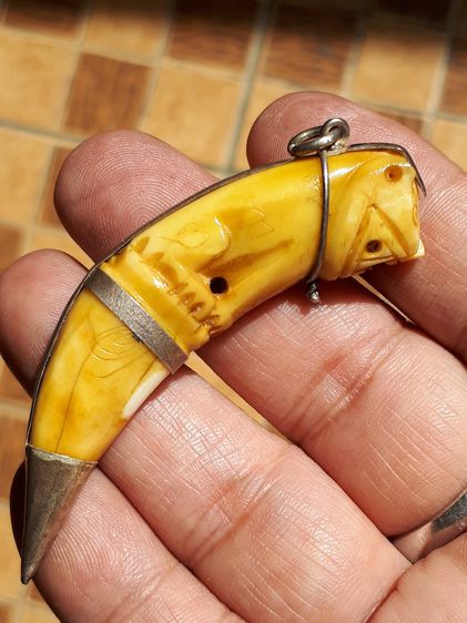 เสือ กระเช้าเงิน มีห่วง ยาวประมาณ 2.5 นิ้ว ศิลปะและรูปทรงสวยงามมาก สภาพสมบูรณ์ เก่า แท้ ขนาดพอดี กำลังห้อย สีเหลืองฉ่ำ ผิวแห้งมัน เก่า แท้ ห รูปที่ 2