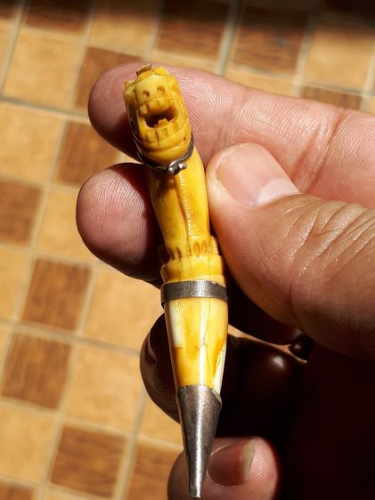 เสือ กระเช้าเงิน มีห่วง ยาวประมาณ 2.5 นิ้ว ศิลปะและรูปทรงสวยงามมาก สภาพสมบูรณ์ เก่า แท้ ขนาดพอดี กำลังห้อย สีเหลืองฉ่ำ ผิวแห้งมัน เก่า แท้ ห รูปที่ 4