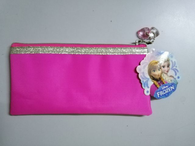 กระเป๋าใส่ดินสอ​ Disney​ Frozen ขนาด​ 8.5x19.5 ซม.​สีชมพูสดใส​ มีซิป​ พร้อมที่ห้อยรูปหัวใจ รูปที่ 2
