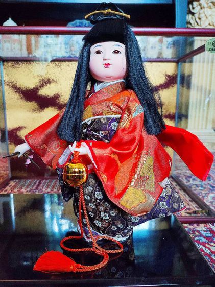ตุ๊กตาญี่ปุ่นโบราณอันใหญ่ในตู้กระจก รูปที่ 5