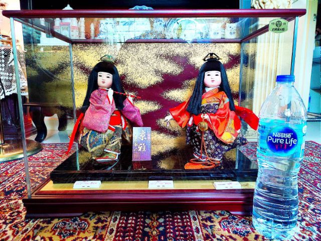ตุ๊กตาญี่ปุ่นโบราณอันใหญ่ในตู้กระจก รูปที่ 4