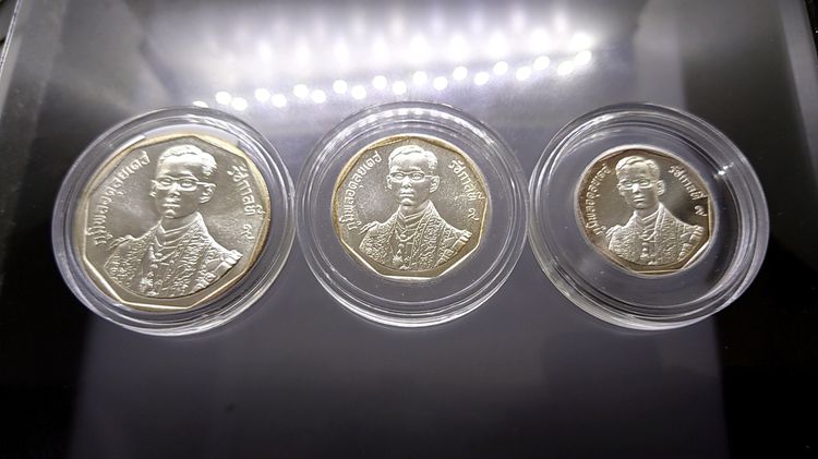 เหรียญเงิน รัชมังคลาภิเษก รัชการที่9 (ครบชุด150-300-600 บาท) รูปที่ 2