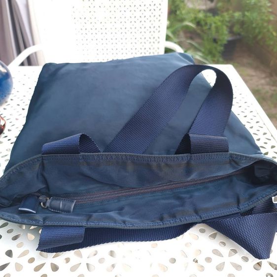 กระเป๋าสะพายไหล่ Pradaแท้ กระเป๋าผ้าปราด้าไนล่อน สีน้ำเงินอมเขียวสวยมากมีสีเฟดตรงปากระเป๋า และด้านหลังมองไม่ชัด สภาพสวย รูปที่ 4