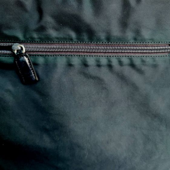กระเป๋าสะพายไหล่ Pradaแท้ กระเป๋าผ้าปราด้าไนล่อน สีน้ำเงินอมเขียวสวยมากมีสีเฟดตรงปากระเป๋า และด้านหลังมองไม่ชัด สภาพสวย รูปที่ 5