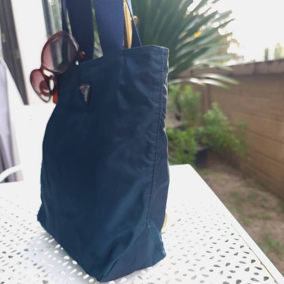 กระเป๋าสะพายไหล่ Pradaแท้ กระเป๋าผ้าปราด้าไนล่อน สีน้ำเงินอมเขียวสวยมากมีสีเฟดตรงปากระเป๋า และด้านหลังมองไม่ชัด สภาพสวย รูปที่ 8