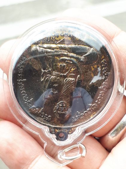 เหรียญโก๋ใหญ่สดุ้งกลับ หลังสิงห์ หลวงปู่แผ้ว วัดกำแพงแสน ปี 2549 เนื้อกะไหล่ทอง หลวงปู่อายุครบรอบ 84 ปี มีโค๊ดตัว เจริญ และโค๊ดเลข ๔๙ บน รูปที่ 4