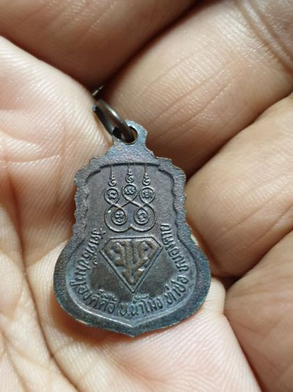 เหรียญหลวงพ่อพระเจ้าองค์ตื้อ หลังยันต์ห้า พระนามาภิไธยย่อ มวก. วัดศรีชมภูองค์ตื้อ น้ำโมง ท่าบ่อ หนองคาย

 รูปที่ 9