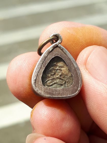 พระปิดตา หลังยันต์ พิมพ์กรมหลวงชุมพร หลวงปู่ศุข วัดปากคลองมะขามเฒ่า เนื้อผงคลุกรักผสมใบลาน ขนาดจิ๋วกว้างประมาณ 1.2 เซนติเมตร สูงประมาณ 1 เซน รูปที่ 3