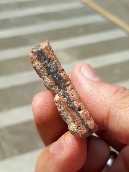 พระกรุนาดูน พิมพ์ตัดหก เนื้อดิน กรุพระธาตุนาดูน จ.มหาสารคาม พระเนื้อดินออกสีอมแดง เนื้อมะขามเปียก อายุ 1,000 กว่าปี พระองค์นี้เป็นพระกรุเก่า รูปที่ 5