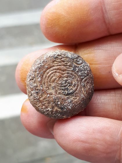 ดอกพิกุล หลังยันต์ เนื้อดินผิวสองสี ออกสีส้มอมแดง เนื้อมะขามเปียก พระองค์นี้เป็นเครื่องรางเก่า ผิวเดิม แห้ง เนื้อหยาบ พระสภาพสวย สภาพสมบูรณ์ รูปที่ 3