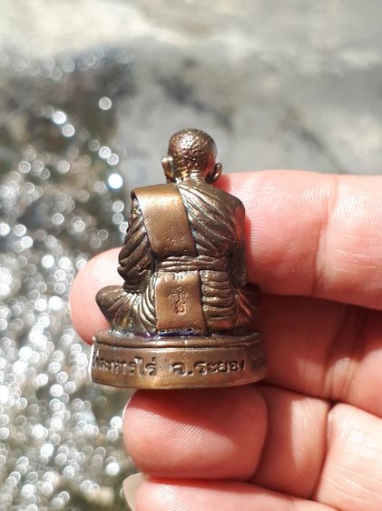 รูปเหมือน หล่อโบราณ หลวงพ่อทิม อิสริโก วัดละหารไร่ ปี 2508 เนื้อนวะ ขนาดหน้าตัก 1 นิ้ว หล่อลอยองค์ จารมือใต้ฐาน ด้านหลังตอกโค็ต สร้างจำนวน 9 รูปที่ 8