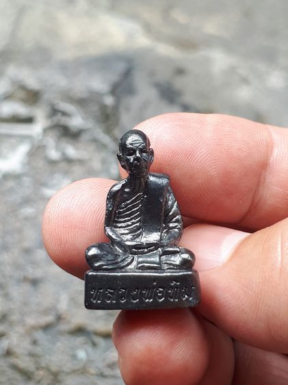 รูปเหมือนอุดกริ่ง หลวงพ่อทิม วัดระหารไร่ ปี 25xx ยุคต้น เนื้อนวโลหะ หล่อลอยองค์ ใต้อุดกริ่ง สภาพสวย สมบูรณ์ เก่า แท้ แปลก หายากมาก คาถาของหล รูปที่ 2