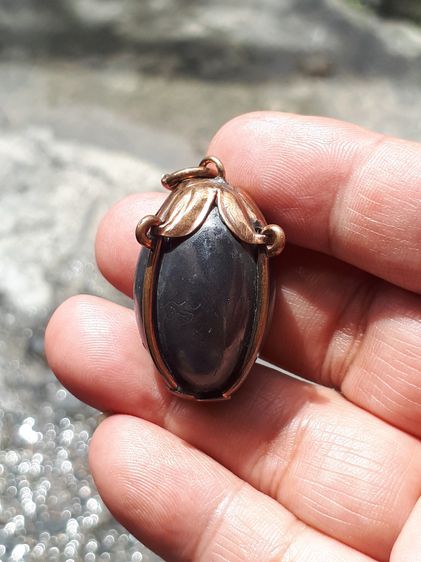 เหล็กไหล จารมือ สีดำอมน้ำตาล ขนาดยาวรี รูปทรงเป็นไปตามธรรมชาติ ยุบย่น มีน้ำหนัก สภาพสมบูรณ์ สวยงาม เก่า แท้ แปลก หายากมาก พร้อมเลี่ยมทองแดง  รูปที่ 7