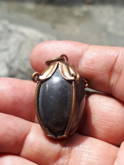 เหล็กไหล จารมือ สีดำอมน้ำตาล ขนาดยาวรี รูปทรงเป็นไปตามธรรมชาติ ยุบย่น มีน้ำหนัก สภาพสมบูรณ์ สวยงาม เก่า แท้ แปลก หายากมาก พร้อมเลี่ยมทองแดง  รูปที่ 2