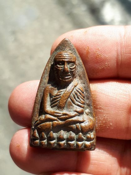 หลวงพ่อทวด หลังเตารีด พิมพ์ใหญ่ ปี 2505 เนื้อทองผสม  ผิวสองสี ออกสีเหลืองอมแดง เดิมๆสวยๆ คมๆ มีคราบดินเบ้า ด้านหลังมีรอยตะไบ สร้างน้อย เก่า  รูปที่ 6