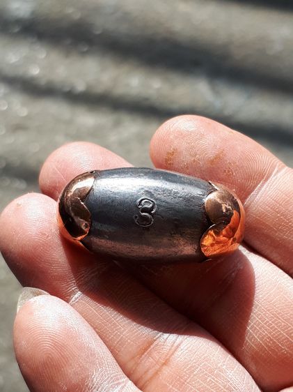 ลูกสะกด ตอกโค็ด 3 เลี่ยมทองแดงหัวท้าย สีดำอมน้ำตาล ขนาดยาวรี รูปทรงเป็นไปตามธรรมชาติ ยุบย่น มีน้ำหนัก สภาพสมบูรณ์ สวยงาม เก่า แท้ แปลก หายาก รูปที่ 9