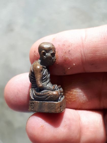 รูปเหมือน หลวงพ่อทิม วัดไร่วารี ปี 25xx ยุคต้น เนื้อโลหะ หล่อลอยองค์ ใต้ฐานตอกโค็ต และตอกหมายเลข 298 สภาพสวย สมบูรณ์ เก่า แท้ แปลก หายากมาก  รูปที่ 4