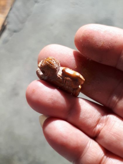 หนุมานถวายแหวน  ขนาดยาว 2 ซม.สูง 1.2 ซม. เนื้อR สีน้ำผึ้ง ฉ่ำ หนา แท้ เก่ามากๆ หายาก ศิลป์สวย ไม่ทราบที่ รูปที่ 6