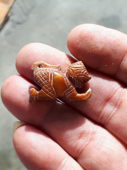 หนุมานถวายแหวน  ขนาดยาว 2 ซม.สูง 1.2 ซม. เนื้อR สีน้ำผึ้ง ฉ่ำ หนา แท้ เก่ามากๆ หายาก ศิลป์สวย ไม่ทราบที่ รูปที่ 8