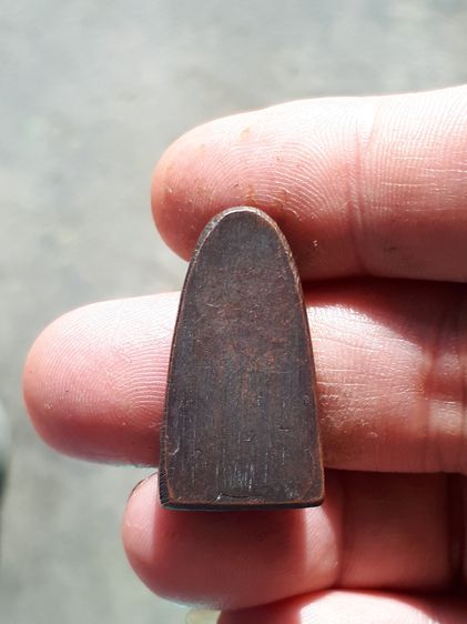 หลวงพ่อทวด หลังเตารีด พิมพ์กลางปั้มซ้ำ เนื้อโลหะ ปี 2505 จ.ปัตตานี ด้านหลังเรียบ เนื้อแดง ผิวเดิมๆ เก่า มีรอยตะไบ และตะไบตบลบรอยอีกครั้ง ให้ รูปที่ 2