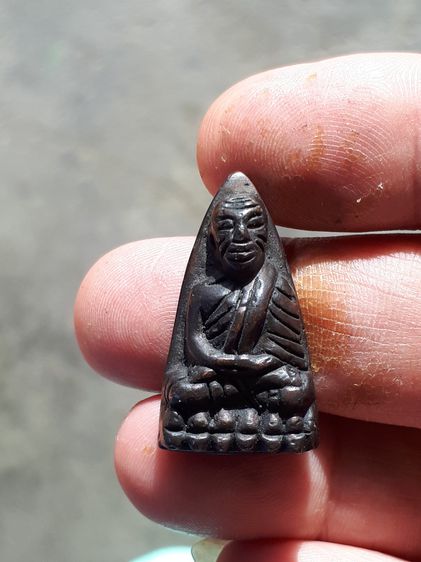 หลวงพ่อทวด หลังเตารีด พิมพ์อาปาเซ่ แข้งขีด เนื้อนวะ ปี 2505 จ.ปัตตานี ด้านหลังเรียบ เนื้ออมดำ ผิวเดิมๆ เก่า มีรอยตะไบ ให้เห็นเป็นธรรมชาติ ไข รูปที่ 6