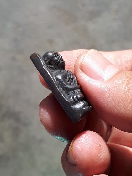 หลวงพ่อทวด หลังเตารีด พิมพ์อาปาเซ่ แข้งขีด เนื้อนวะ ปี 2505 จ.ปัตตานี ด้านหลังเรียบ เนื้ออมดำ ผิวเดิมๆ เก่า มีรอยตะไบ ให้เห็นเป็นธรรมชาติ ไข รูปที่ 4