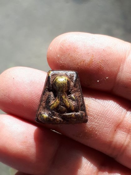 พระปิดตา พิมเศียรตัด หลังยันต์ หลวงปู่ภู่ วัดนอก จ.ชลบุรี เนื้อผงคลุกรัก เนื้อจะออกสีน้ำตาลอมเหลือง สีน้ำตาลเข้ม ลงรัก กดพิมพ์ได้ลึกติดชัดเจ รูปที่ 7