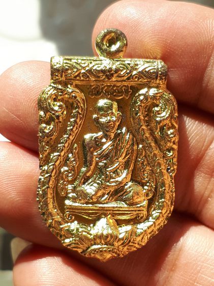 เหรียญหลวงปู่สรวง รุ่นชนะจน เนื้อโลหะ กะไหล่ทอง ด้านหลังตอกโค๊ด ตอกหมายเลข 266 สภาพสวย สมบูรณ์ แท้ หายาก พร้อมกล่องเดิม รูปที่ 3