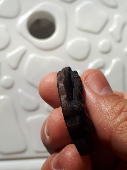 พระโพธิจักร พิมพ์กลาง หลังยันต์ดวง ท่านพ่อลี วัดอโศการาม ปี 2500 เนื้อดินเผา เนื้อสองสี มีมวลสาร พิมพ์คมชัด ผิวแห้ง เดิมๆ เป็นธรรมชาติ สภาพส รูปที่ 3