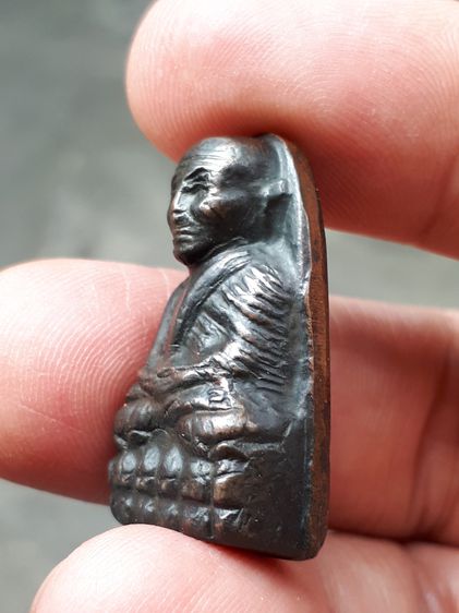 หลวงปู่ทวด หลังเตารีด พิมพ์กลางปั้มซ้ำ หน้าใหญ่ เนื้อโลหะ ปี 2505 วัดช้างไห้ สภาพสวย สมบูรณ์ ผิวเดิม มีรอยกระแทกปั้มซ้อน และตะไบตบลบเหลี่ยมด รูปที่ 7