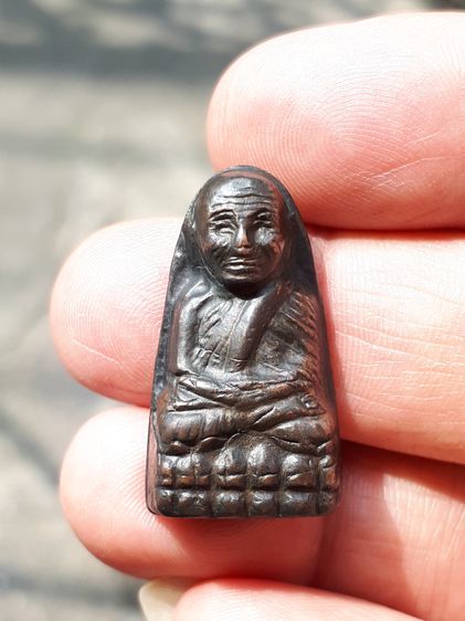 หลวงปู่ทวด หลังเตารีด พิมพ์กลางปั้มซ้ำ หน้าใหญ่ เนื้อโลหะ ปี 2505 วัดช้างไห้ สภาพสวย สมบูรณ์ ผิวเดิม มีรอยกระแทกปั้มซ้อน และตะไบตบลบเหลี่ยมด รูปที่ 2